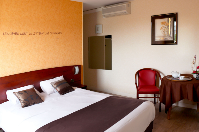 Chambre-double-Contact-Hotel-Saint-Jacques-Parthenay.png