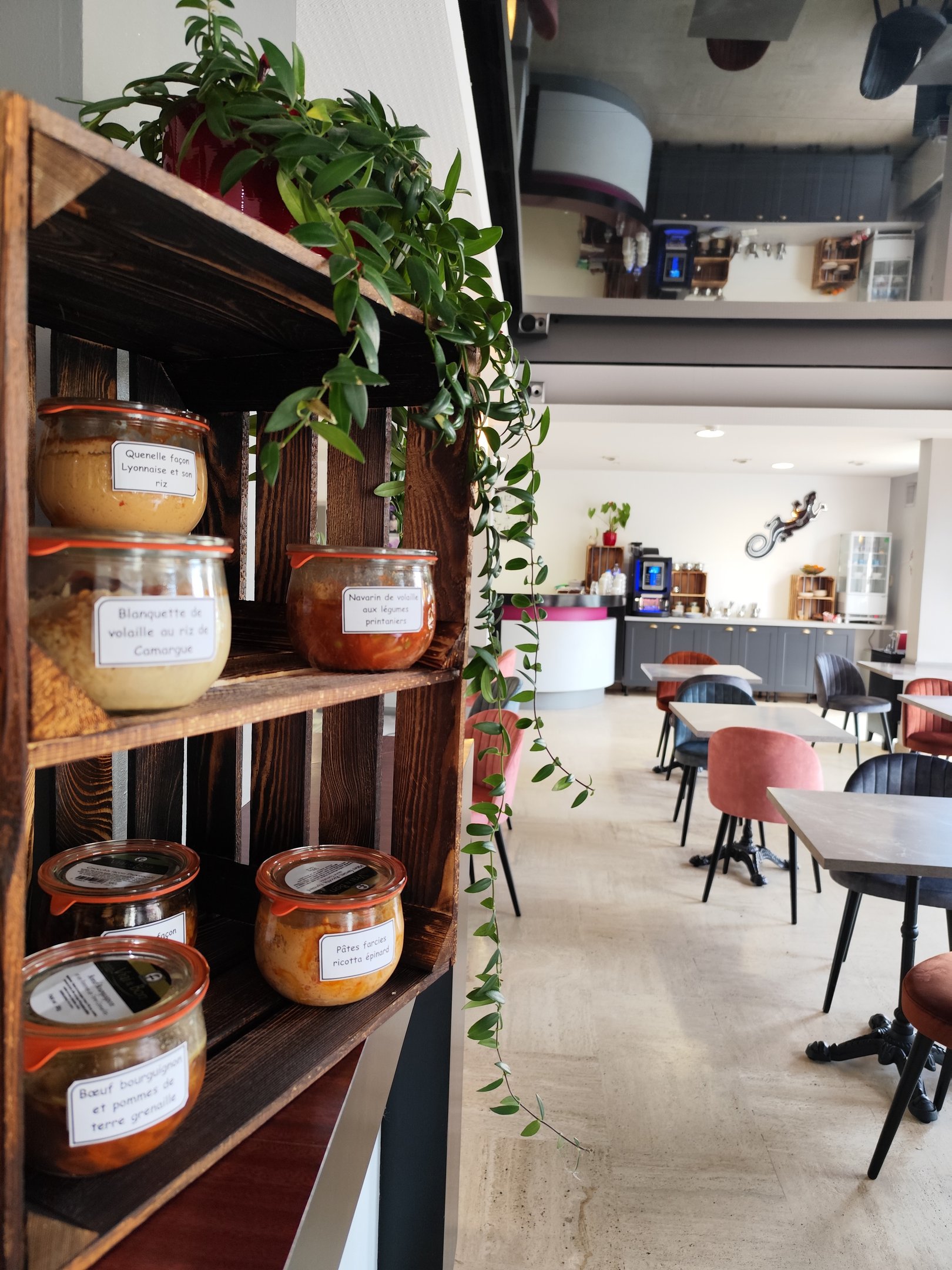 Salle-petit-dejeuner-Contact-Hotel-Saint-Jacques-Parthenay.jpg