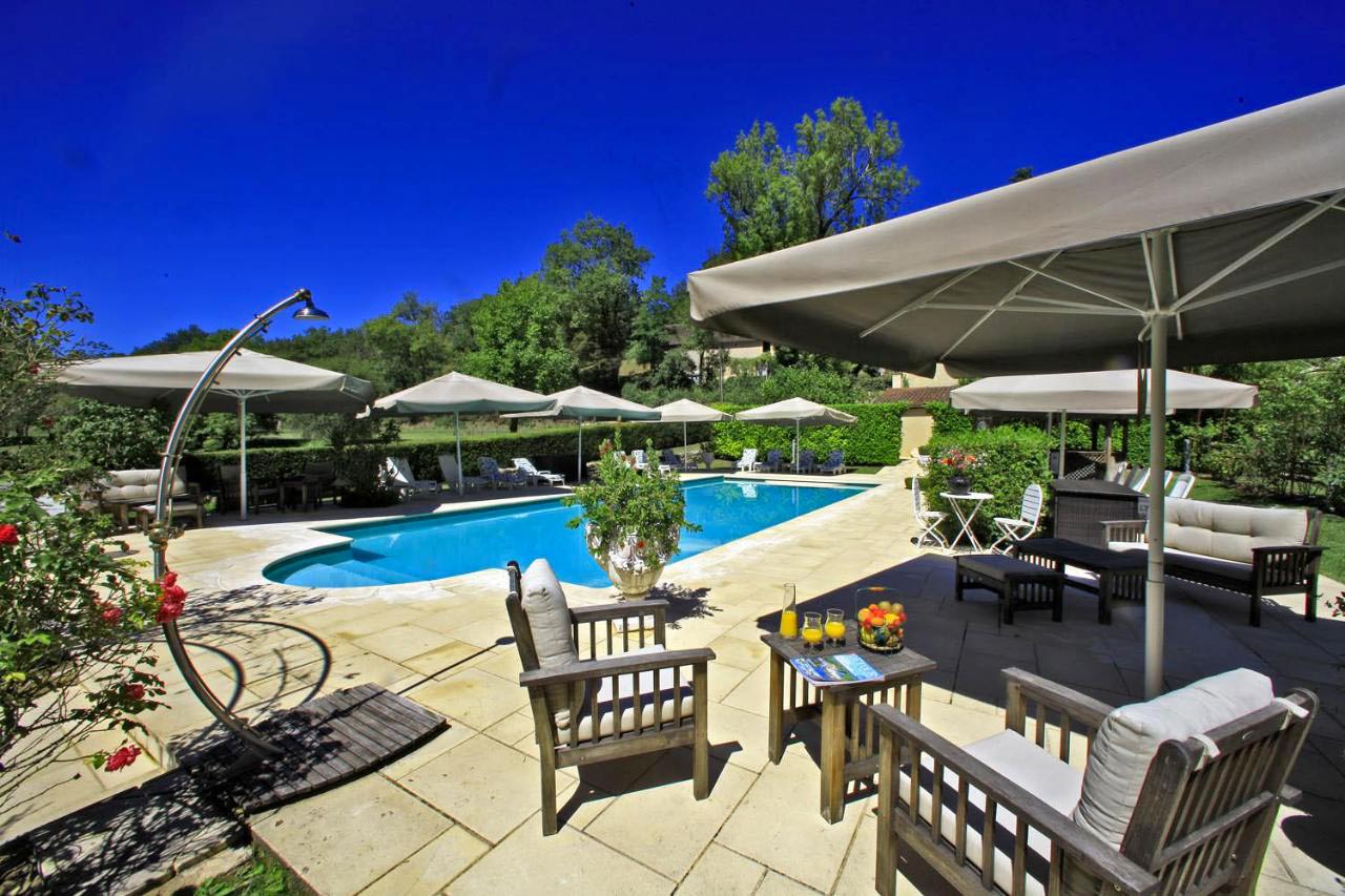 Piscine-Contact-Hotel-Le-Moulin-du-Mitou.jpg