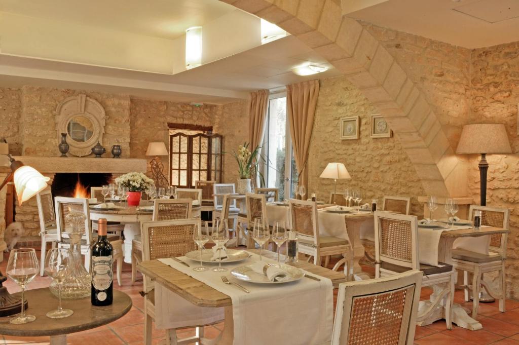Restaurant-Contact-Hotel-Le-Moulin-du-Mitou.jpg