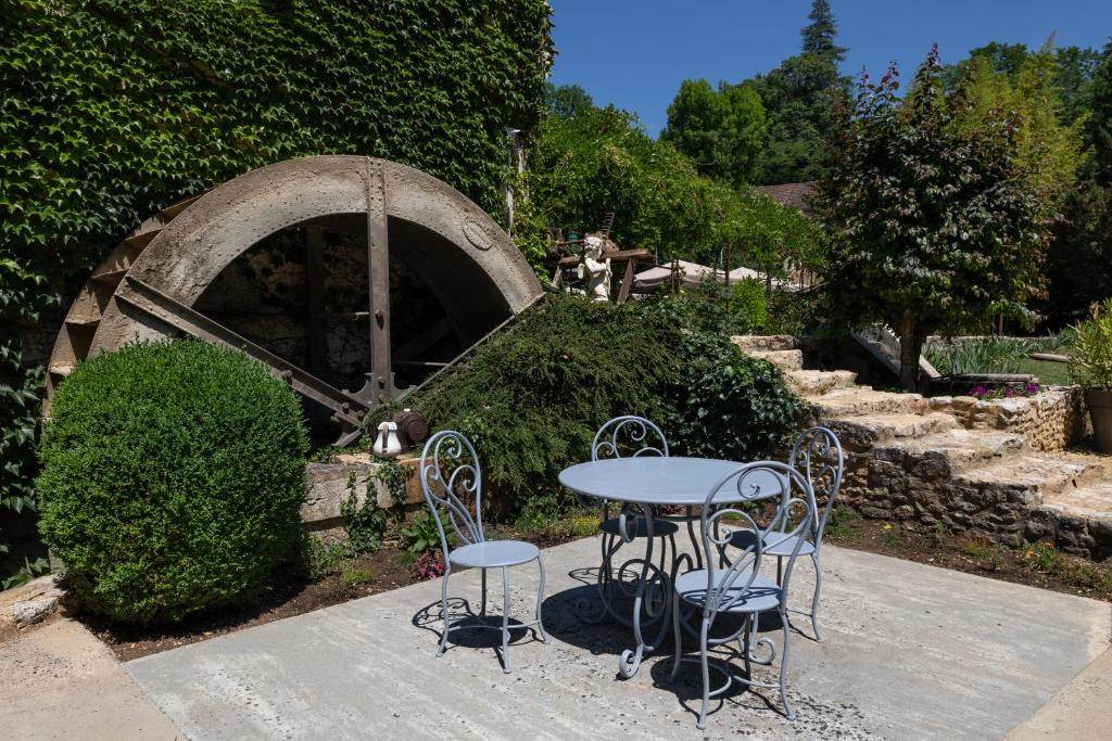 Terrasse-Contact-Hotel-Le-Moulin-du-Mitou.jpg