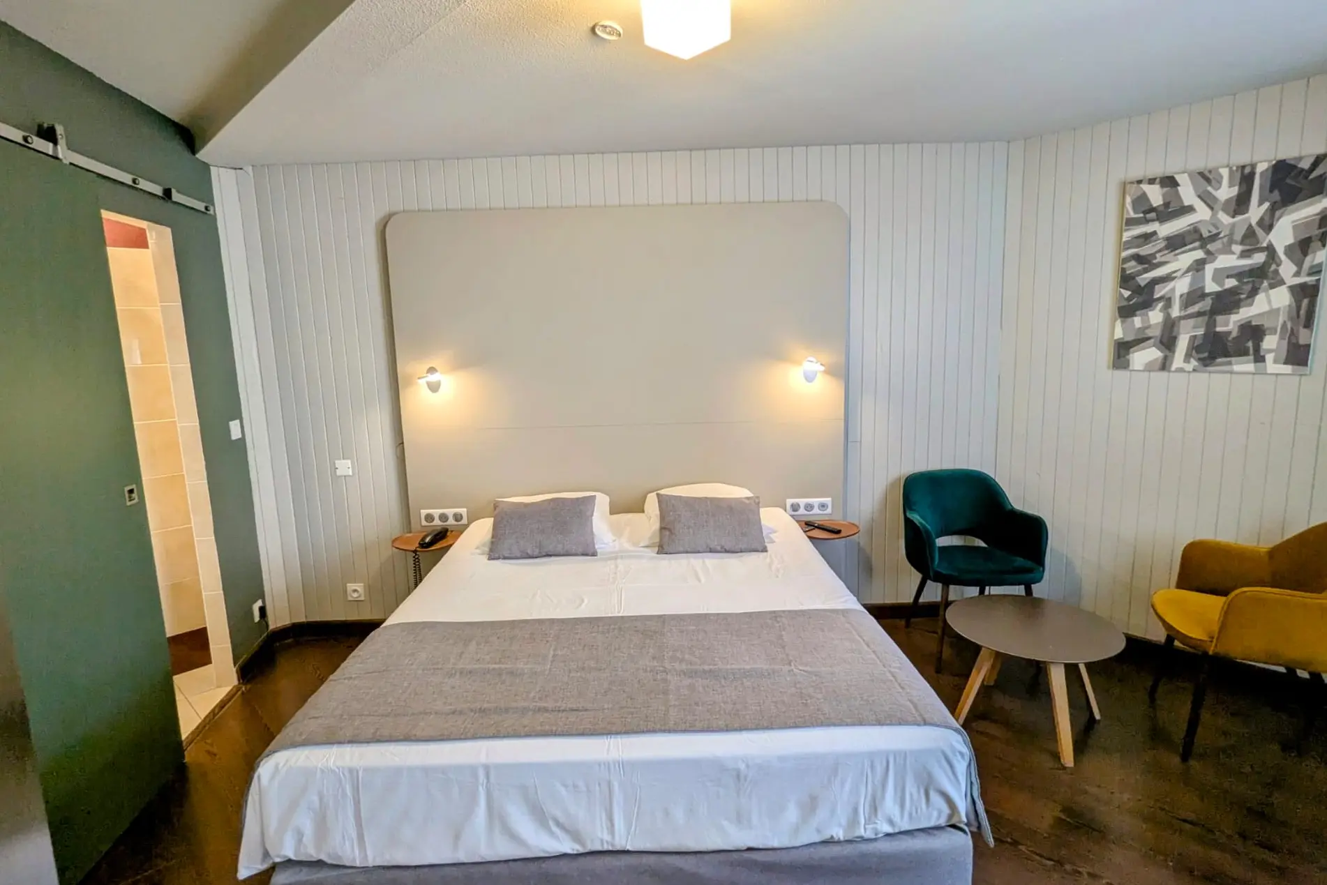 Chambre-double-Contact-Hotel-Le-Comte-Rouge-Thonon-Les-Bains.jpg