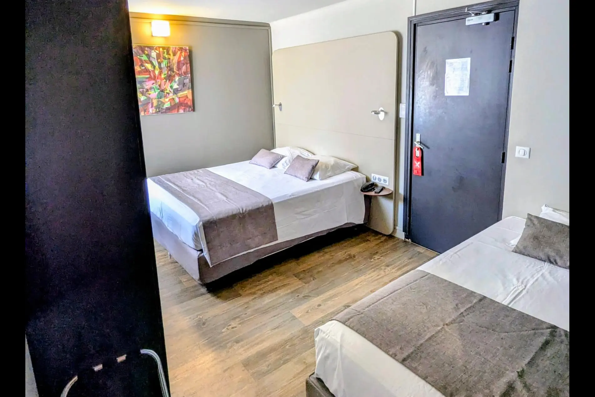 Chambre-triple-Contact-Hotel-Le-Comte-Rouge-Thonon-Les-Bains.jpg