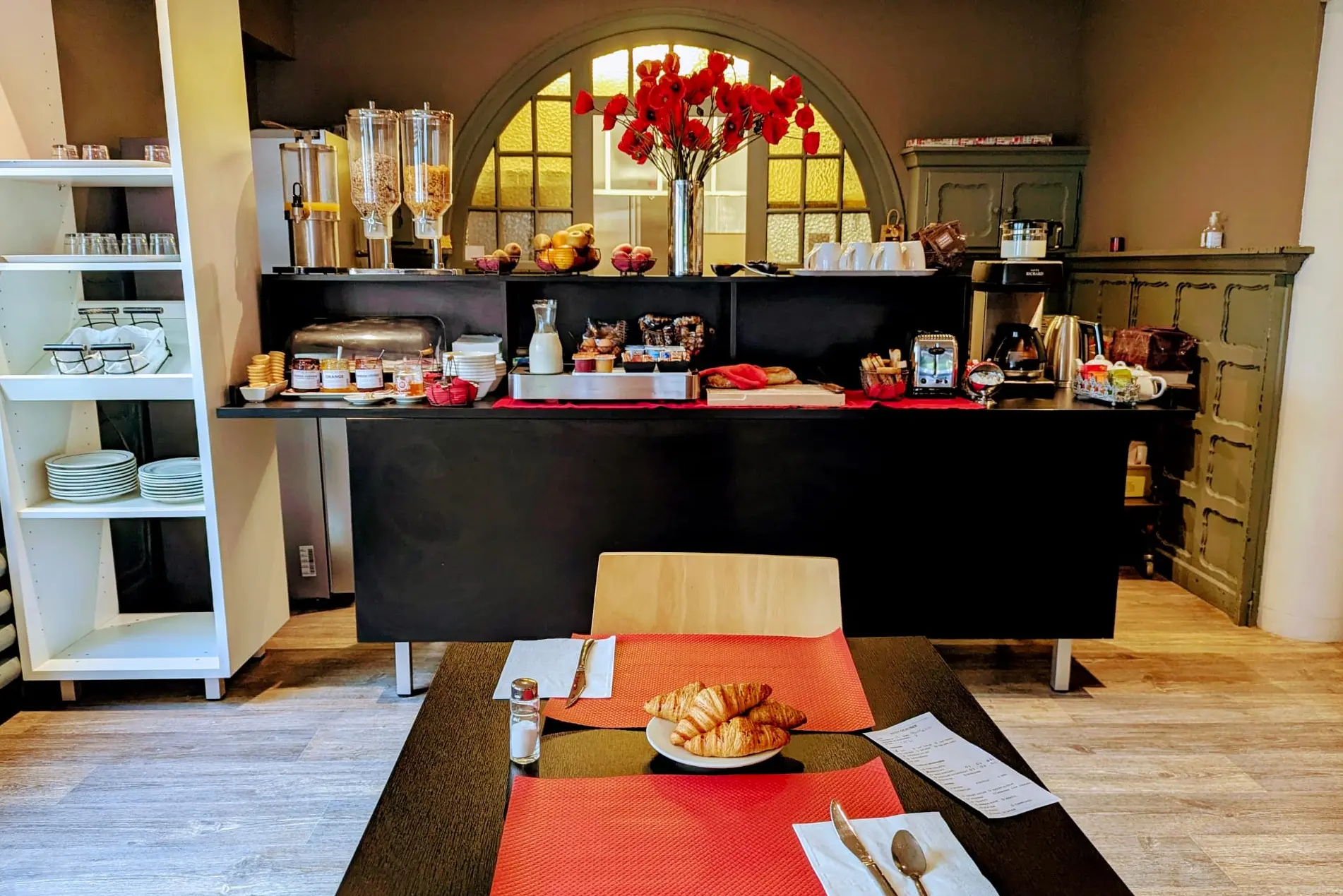 Salle-petit-dejeuner-Contact-Hotel-Le-Comte-Rouge-Thonon-Les-Bains.jpg